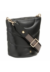 Borsa a secchiello in pelle nera con design trapuntato, dettagli in hardware dorato e tracolla regolabile con una texture a righe elegante.