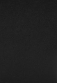 Černá látka s hladkou texturou, obsahující jednobarevný povrch bez vzorů, typický pro základní materiál používaný v oděvním průmyslu.