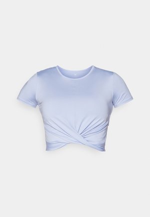 Hellblaues, kurzes T-Shirt aus glattem Stoff, mit einem Twist-Detail an der Vorderseite, kurzen Ärmeln und einem runden Halsausschnitt.