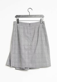 Falda de cuadros gris con corte recto, que presenta un cierre de cremallera en la parte trasera y pliegues. La tela tiene un acabado texturizado, con un sutil patrón de cuadros.
