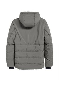 Chaqueta de abrigo gris con capucha, que presenta secciones acolchadas horizontales y puños elásticos. El tejido tiene una textura suave con un acabado mate.