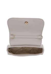 Portefeuille beige clair avec un extérieur lisse, fermeture à bouton-pression doré, et un intérieur ouvert mettant en valeur un doublure en tissu et des détails d'organisation.