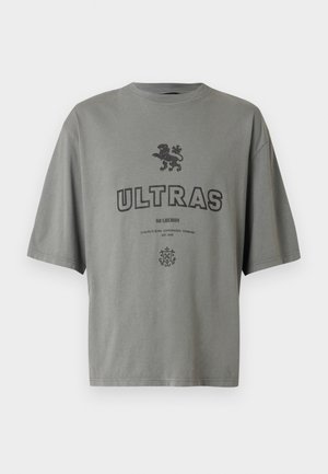 ULTRAS OVERSIZED TEE - Potiskana majica - smoke grey