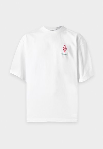 Λευκό κοντομάνικο T-shirt με κόκκινο γεωμετρικό λογότυπο και μικρό κείμενο στο αριστερό στήθος, εμφανίζεται σε απλό φόντο.