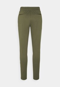 Olive zelene, slim-fit hlače z elastičnim pasom, dvema vstavnima žepoma in gladko teksturo blaga. Brez vidnih vzorcev ali kovinskih detajlov.