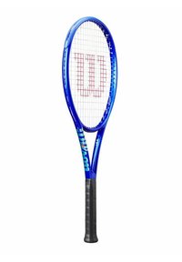 Blauwe tennisracket met een lichtgewicht frame, een gestructureerde zwarte greep en een gepatternde snarenbed. Voorzien van een opvallend rood "Wilson"-logo.
