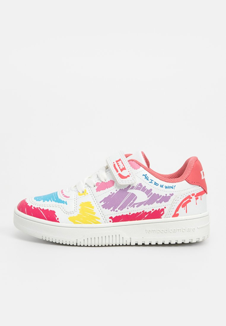 Zapatilla blanca con diseño de salpicaduras de pintura multicolor en rosa, azul, amarillo y púrpura. Correa de velcro y suela de goma texturizada.