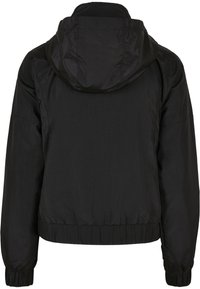 Czarna kurtka z kapturem, wykonana z lekkiego materiału, z elastycznymi mankietami i dołem, o gładkiej, matowej teksturze i bez widocznych logo.