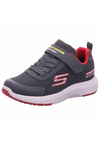 Sneaker impermeabile grigio con parte superiore in rete, chiusura con lacci e velcro, dettagli rossi e suola bianca con un motivo di grip testurizzato.