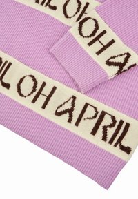 Pull en lilas tricoté avec des bandes crème et le texte marron "OH APRIL". Texture côtelée et motifs contrastants sur les manches et le corps.