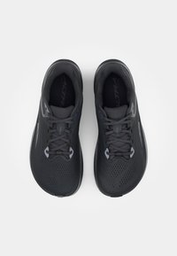 Scarpe sportive nere con materiale superiore morbido, texture perforata e accenti grigi. Punta arrotondata e lacci flessibili per una vestibilità sicura.