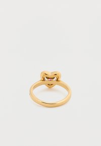 Χρυσό δαχτυλίδι με καρδιόσχημο πάνω μέρος που διαθέτει ροζ πολύτιμο λίθο στο κέντρο, λεία στεφάνη και γυαλιστερό φινίρισμα. Καθαρός σχεδιασμός και ελαφρύ.