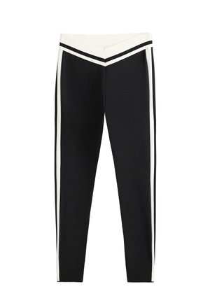 Zwarte leggings met verticale witte strepen aan de zijkant en een V-vormige witte tailleband; gemaakt van flexibele stof met een gladde textuur.