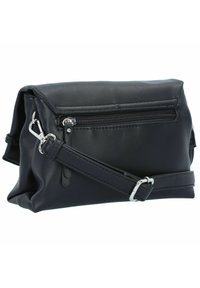 Schwarze Leder-Crossbody-Tasche mit einer Reißverschlusstasche vorne, verstellbarem Riemen und weichem, strukturiertem Material. Kompakte Bauweise mit einer stabilen Form.