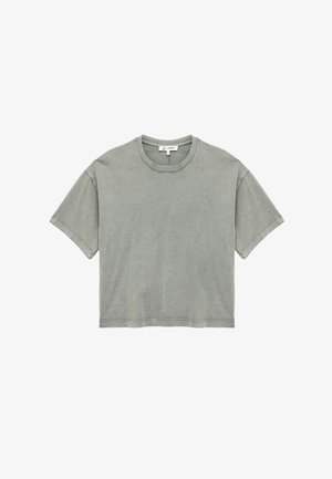 Gładka szara koszulka z krótkim rękawem i okrągłym dekoltem, o nieco skróconym, luźnym kroju oraz widocznymi detalami przeszyciami.