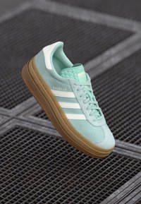 adidas Originals GAZELLE BOLD - Joggesko - ash green/off white
