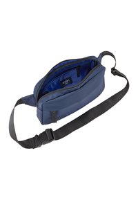 Borsa rettangolare blu con un esterno liscio, chiusura con zip e tracolla nera regolabile. Presenta un interno blu con un'etichetta all'interno.