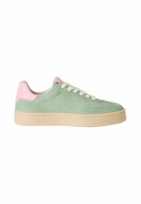 Baskets en suede vert menthe avec un accent de talon rose clair, lacets blancs cassés et semelle en caoutchouc texturée. Design bas classique.
