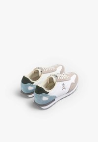 Sneakers mit einer Kombination aus weißem Leder, beigefarbenem, grünem und blauem Suede; ein Totenkopf-Logo an der Seite; klassisches Schnürdesign.
