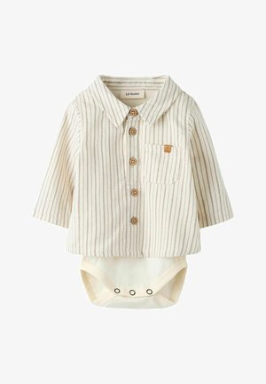 Bijela i bež prugasta košulja s ovratnikom i drvenim gumbima, uparena s krem bodijem koji ima kopče na dnu.