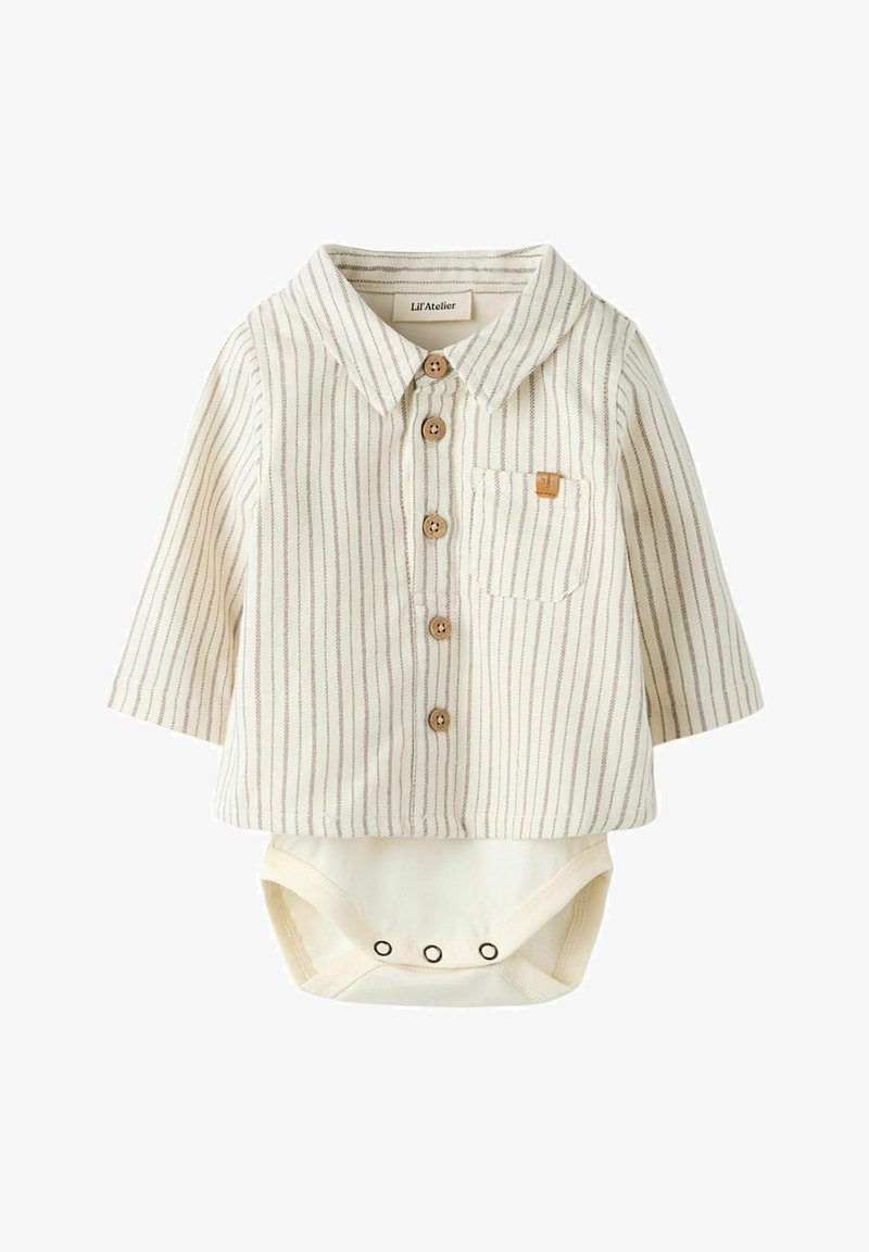 Baltos ir smėlio spalvos dryžuota marškinėliai su apykakle ir mediniais mygtukais, derinami su kreminės spalvos bodžiu, turinčiu spaudžiamus užsegimus apačioje.