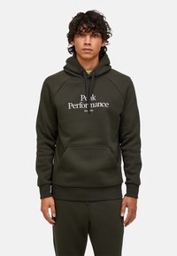 Olivgrüner Fleece-Hoodie mit einer Kordelzugkapuze, vorderer Taschenasche und weißem "Peak Performance"-Logo. Gerippte Bündchen und Saum.