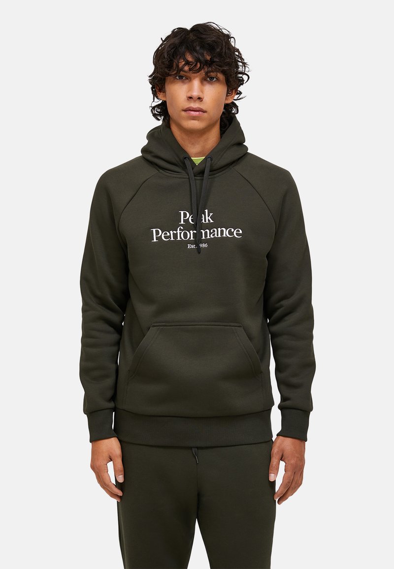 Olivgrüner Fleece-Hoodie mit einer Kordelzugkapuze, vorderer Taschenasche und weißem "Peak Performance"-Logo. Gerippte Bündchen und Saum.