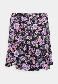 Saia preta com estampado floral apresentando flores roxas, rosas e brancas, com folhas verdes. A bainha rodada acrescenta textura; a cintura é ajustada para conforto.