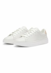 Hvide lædersneakers med flad hvid sål, rund tå og snørebåndsdesign. Har en tan accents på hælen og syet detaljering.