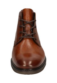Braune polierte Leder-Schnürstiefelette mit schwarzer Sohle, von der Vorderseite auf weißem Hintergrund gezeigt.