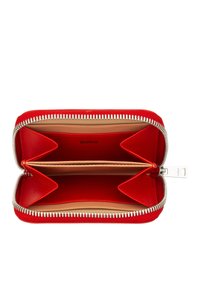 Cartera roja con cremallera, de textura suave, que presenta dos compartimentos y una cremallera metálica. Interior beige con ranuras para tarjetas. Logo de la marca visible.