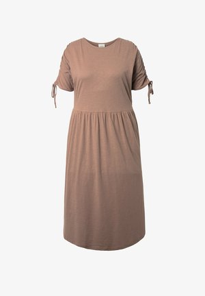 Taupe šaty ke kolenům s kulatým výstřihem, krátkými nařasenými rukávy uvázanými na mašle a detaily s nařaseným pasem.