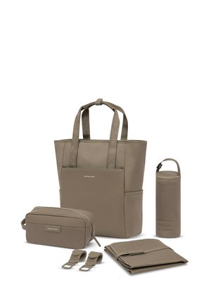 Beige draagtas set bestaande uit een grote tas, een kleine pouch, een picknickdeken en een cilindrische houder. Gemaakt van duurzaam, gestructureerd stof met banden.