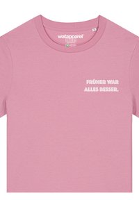 Roze katoenen t-shirt met een ronde hals. Bevat witte tekst op de voorkant met de tekst "FRÜHER WAR ALLES BESSER." Gladde textuur en een casual pasvorm.
