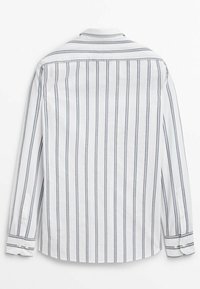 Witte shirt met verticale grijze strepen, met een button-down kraag en lange mouwen met manchet. Glad stof en een afgeronde onderkant.