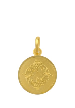 Frau trägt eine weiße Bluse und eine goldene Anhängerkette mit eingraviertem Design, zeigt Lippen, Hals und Schlüsselbeinbereich.