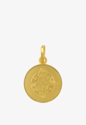 Femme portant un chemisier blanc et un collier pendentif en or avec un motif gravé, montrant les lèvres, le cou et la zone de la clavicule.