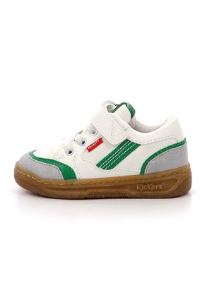 Baskets blanches avec des accents verts et gris, dotées d'une bande velcro, d'un système de laçage et d'une semelle en caoutchouc gum. Matériaux en daim texturé et en cuir lisse.