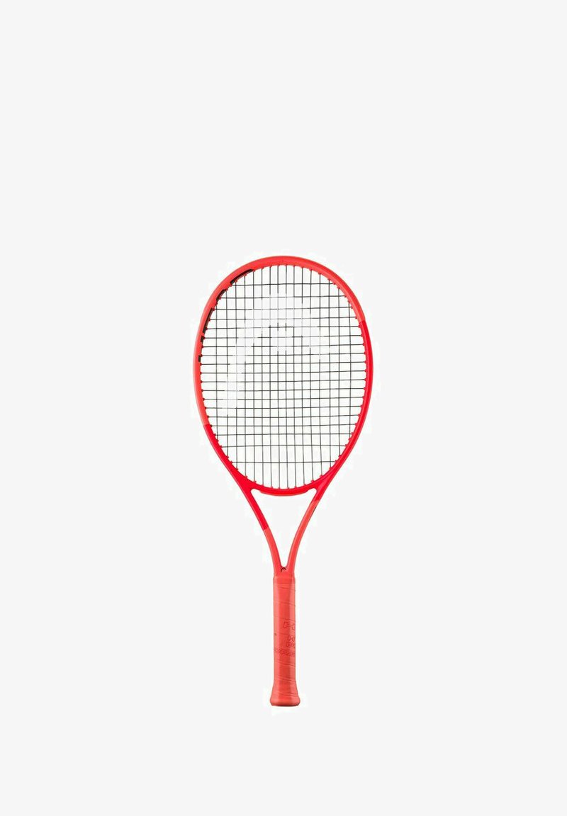 Raqueta de tenis roja con cabezal redondeado, patrón de cuerdas abierto y mango con textura. Construcción ligera con un acabado suave.