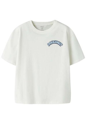 T-shirt blanc à manches courtes avec col rond et petit texte bleu « DOUGHNUT » sur le haut à gauche de la poitrine.