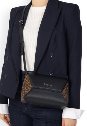 Remonte, REMONTE HANDTASCHE Q0676 - Skuldertasker - animalprint