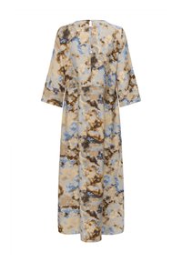 Pitkä, väljä mekko, jossa on kolmisen neljäsosaa hihat, hillityssä beige, sininen ja ruskea pilvimäinen kuvio; varustettu takana olevan avauksen nappisuljennalla.
