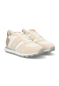Un paio di sneakers beige e bianche con lacci bianchi, suole in gomma testurizzata e dettagli metallici color oro rosa sul tallone e sulla linguetta.