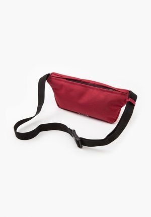 Rote Stoff-Gürteltasche mit schwarzem verstellbarem Riemen und Kunststoffverschluss, auf weißem Hintergrund gezeigt.
