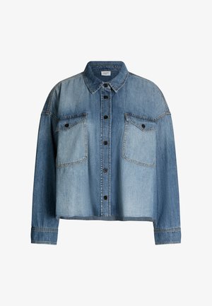 Giacca in denim azzurro chiaro con colletto, due tasche sul petto, chiusura con bottoni e design corto. Presenta tonalità più scure in contrasto.