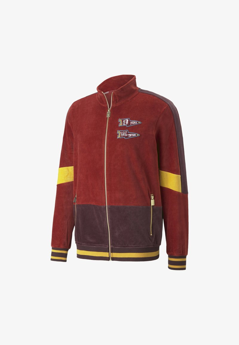 Rød og mørk lilla velourjakke med høj krave, gul stribe, broderede logoer, lynlås-lukning og ribbede manchetter og nederkant.