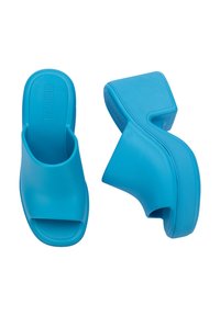 Sandales à plateforme bleues avec un design à bout ouvert, fabriquées en matériau lisse, présentant une semelle texturée et une silhouette de talon épais.