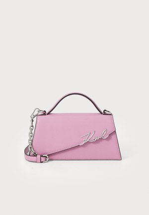Bolsa de mão de couro rosa com uma forma triangular estruturada, apresentando uma alça de corrente prateada e um destacado logótipo prateado "Karl".