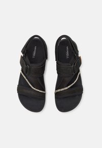Sorte sandaler med overdel i semsket skinn, som har justerbare stropper, en teksturert såle, og en dekorativ tauakkent over fotbeddet.