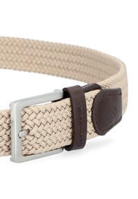 Beżowy pleciony pasek z metalową klamrą w kolorze srebrnym, brązowymi skórzanymi akcentami i wytłoczonym logo. Trwała tekstura i elastyczny design.